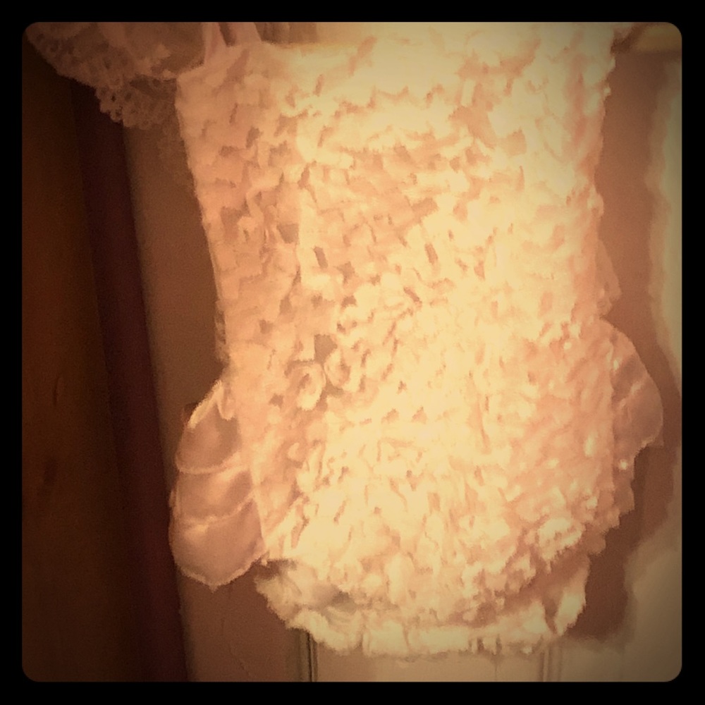Beautiful baby lace romper with ruffles n bow